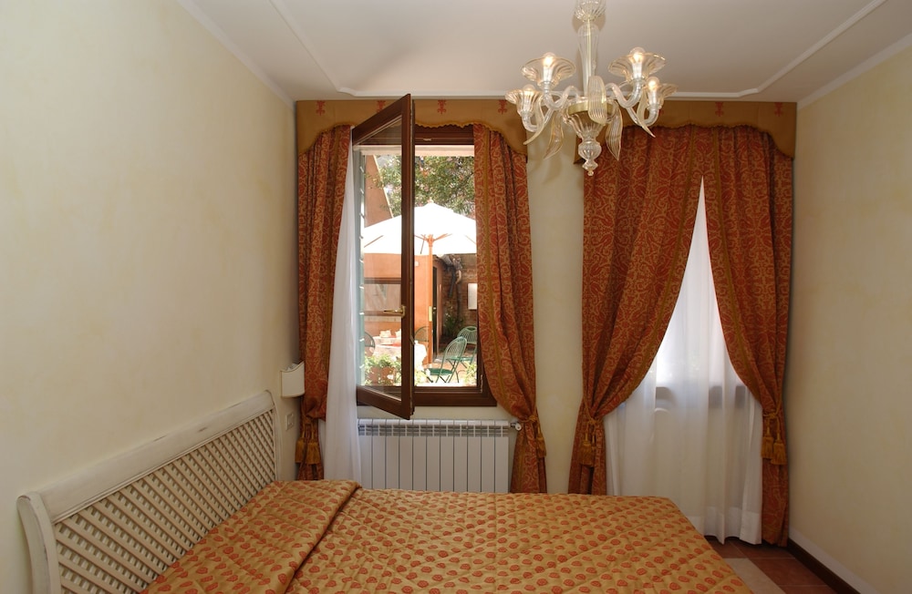 STANDARD, DOUBLE BED, SHARED BATHROOM