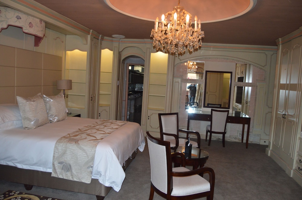 Airport Gardens Boutique Hotel 30/68