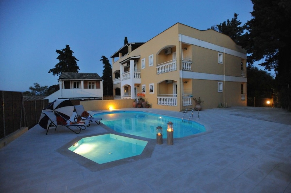 St. Spiridon Hotel 14/16