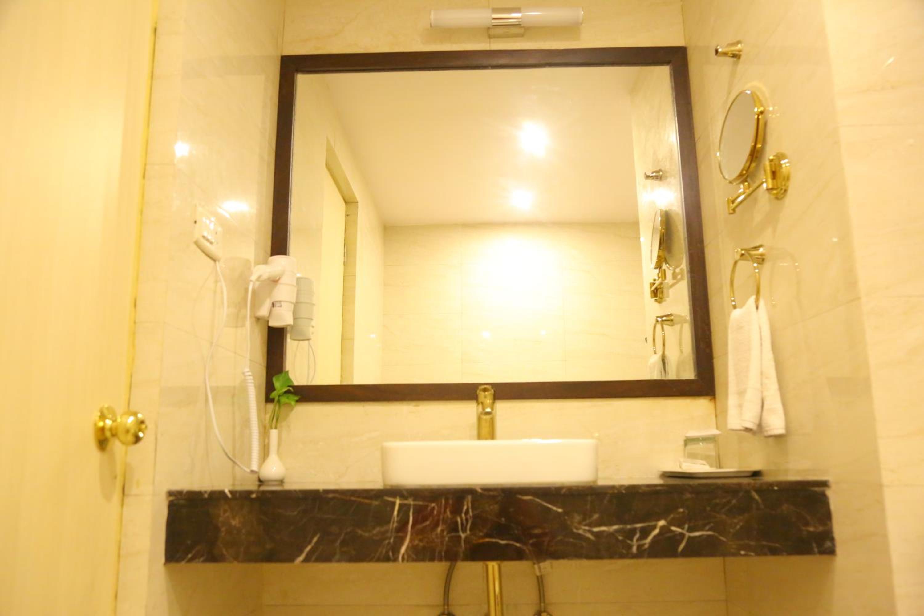 ROYAL FORT HOTEL 29/32