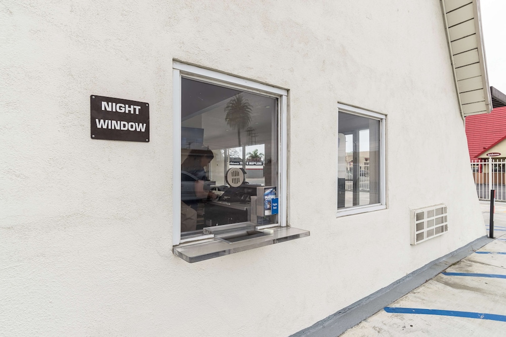 Motel6 Long Beach, CA - International City photo5