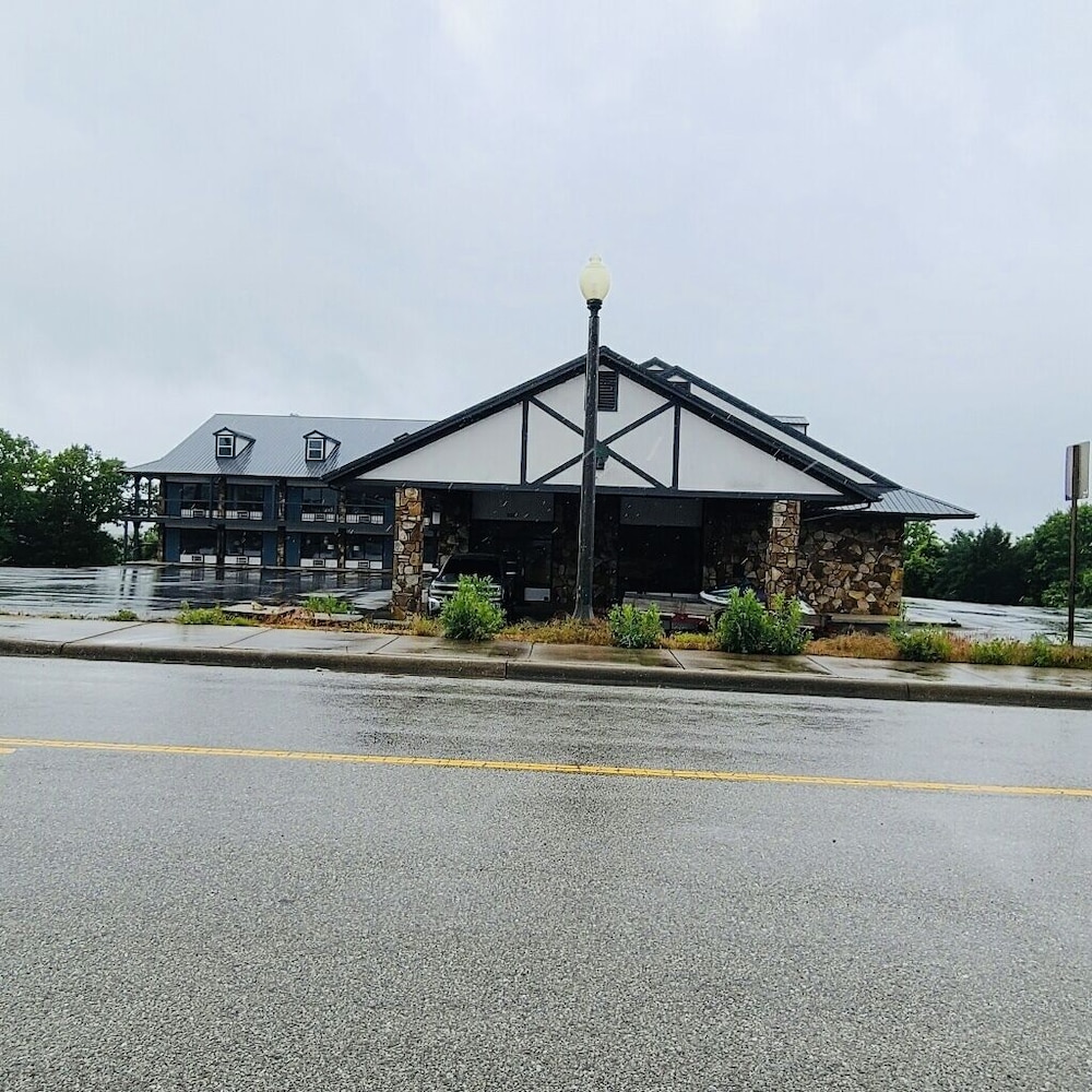 Days Inn by Wyndham Branson Ozarks 3/65
