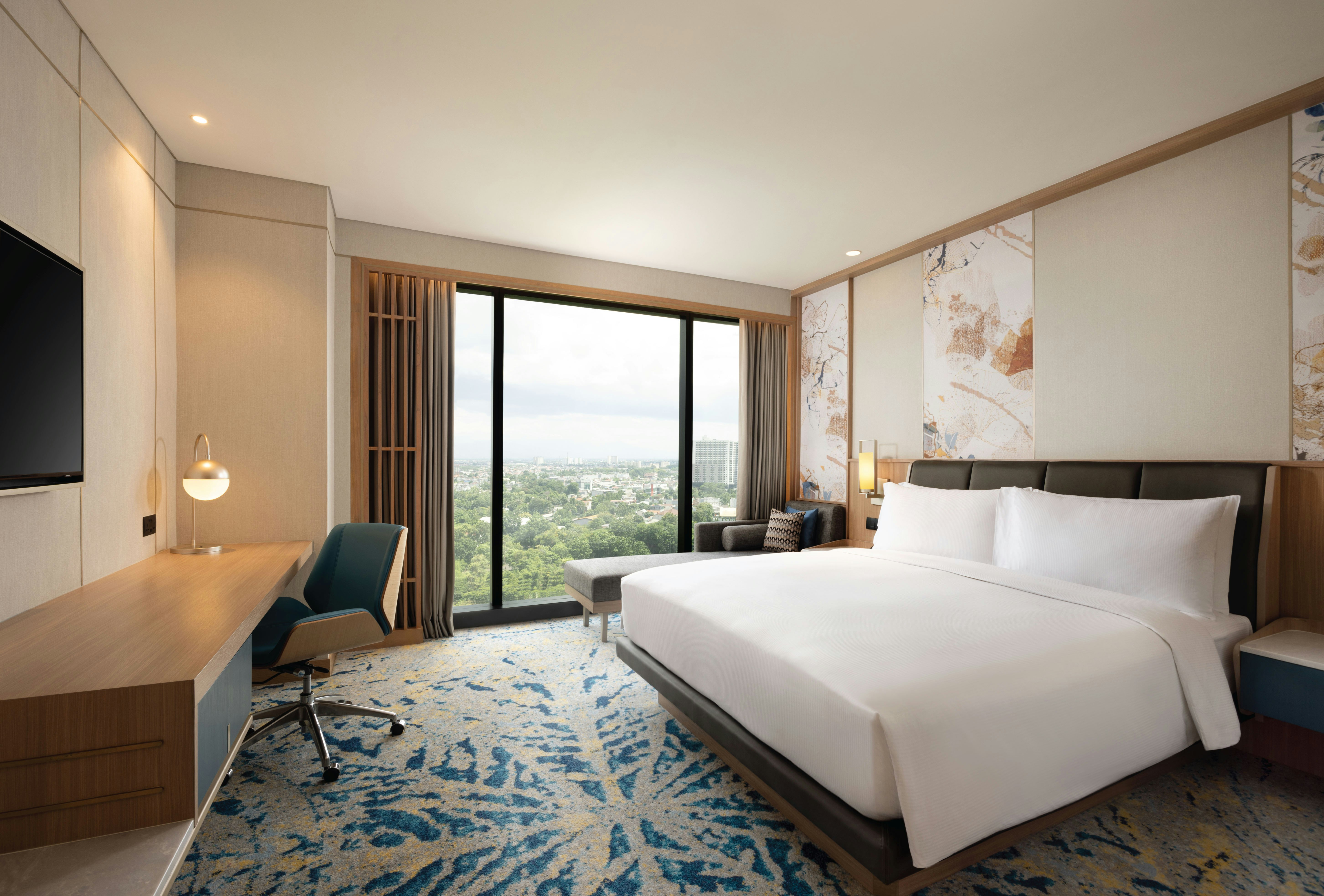 DELUXE, KING BED