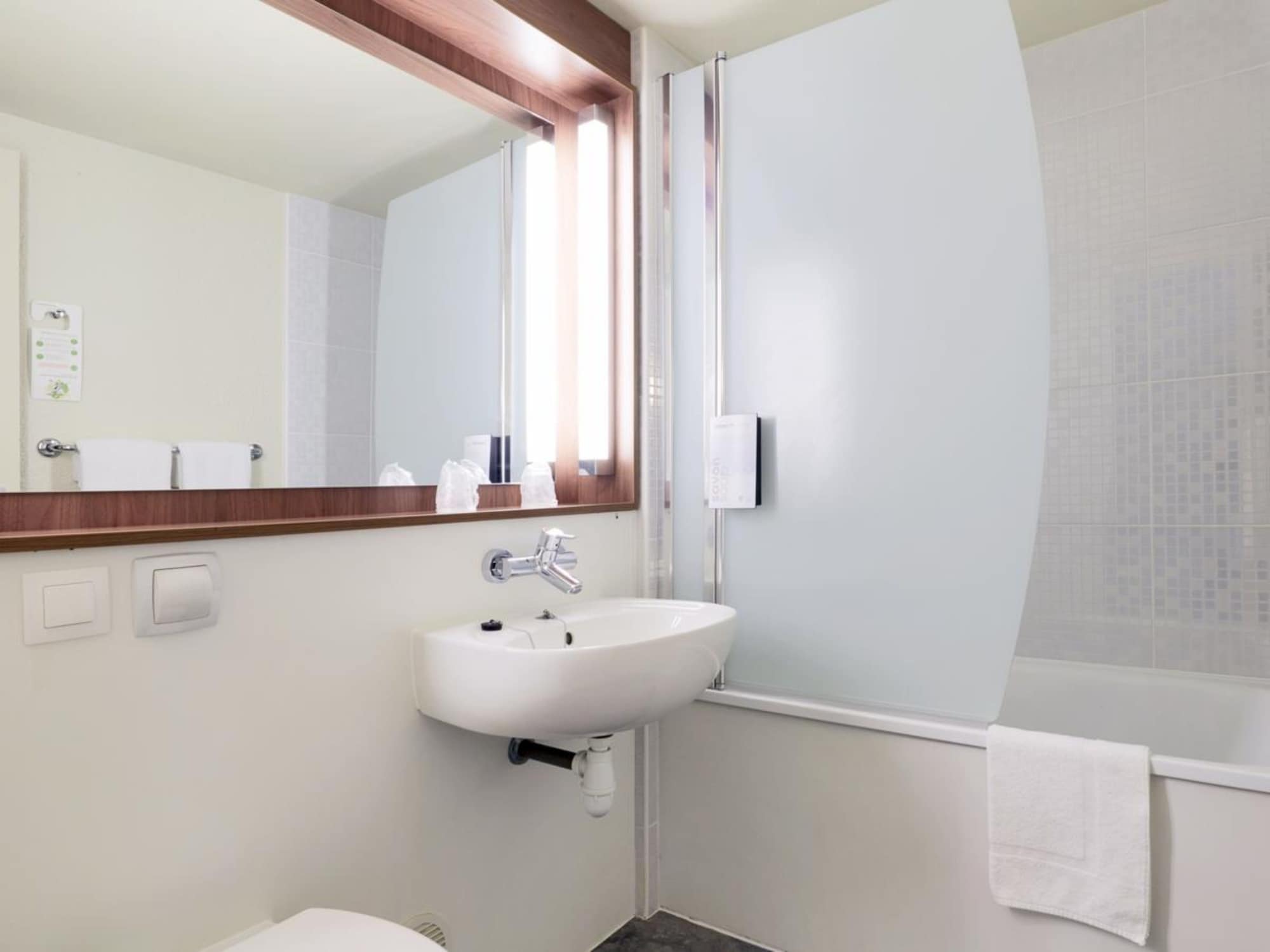 Standard, Twin Beds, CAMPANILE HENDAYE 3/4