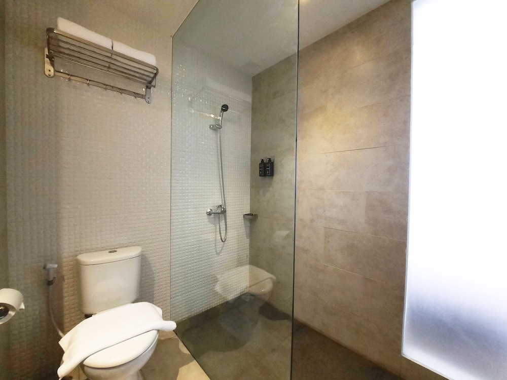 Front One Gosyen Hotel Salatiga 47/50