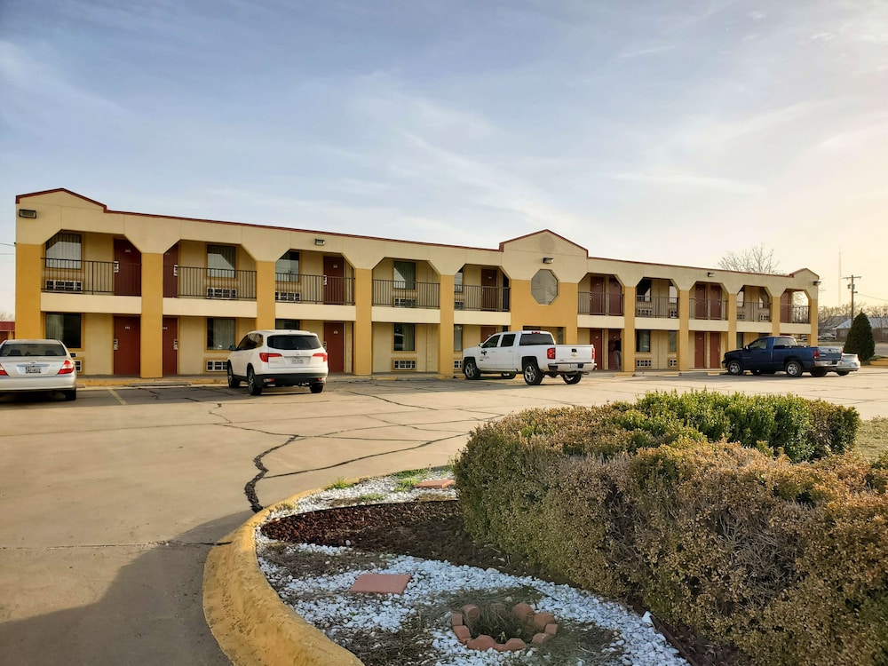 Red Roof Inn Shamrock 2/17