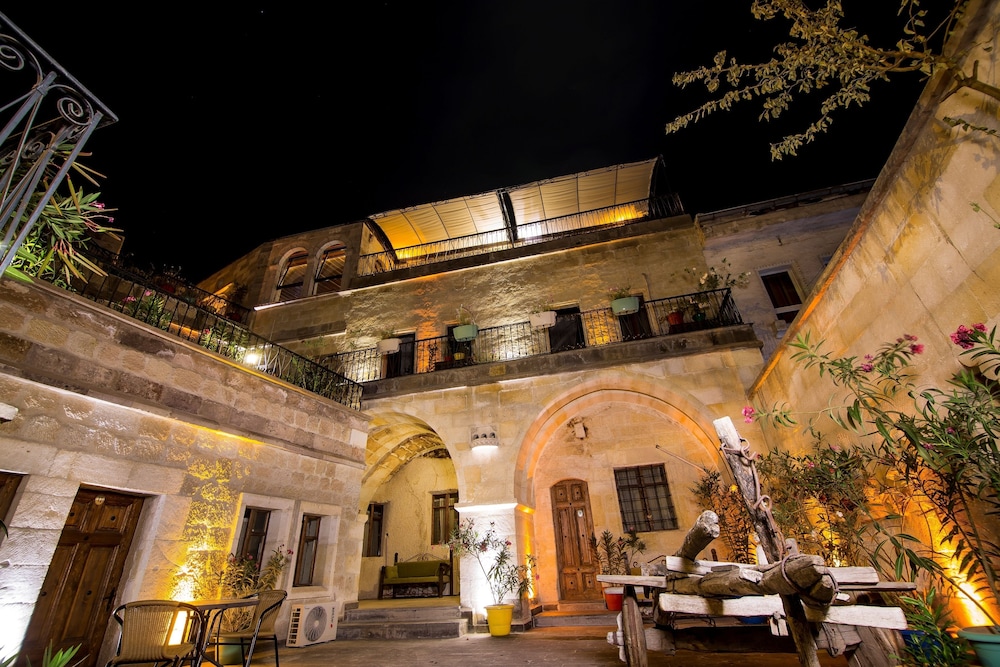 Elegance Cave Suites 4/47
