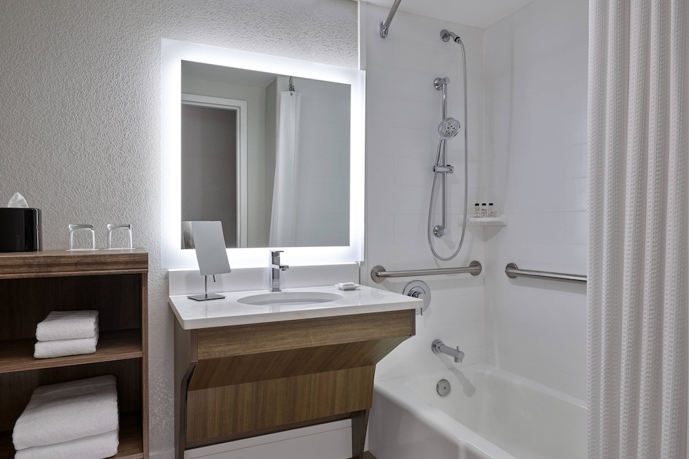 Delta Hotels by Marriott Chicago Willowbrook 6/35