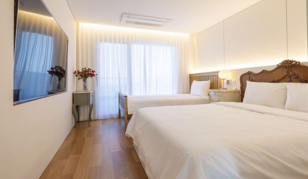 Deluxe, Twin Beds, 1 Double and 1 Single Bed, Ocean View
