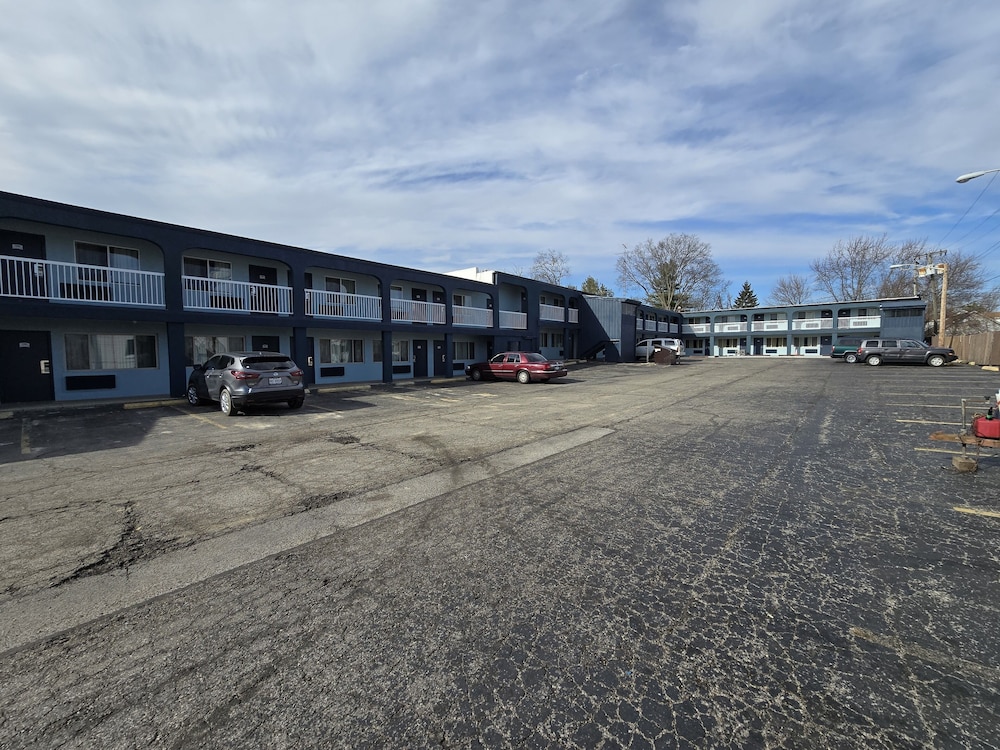 Richmond Inn & Suites 32/36