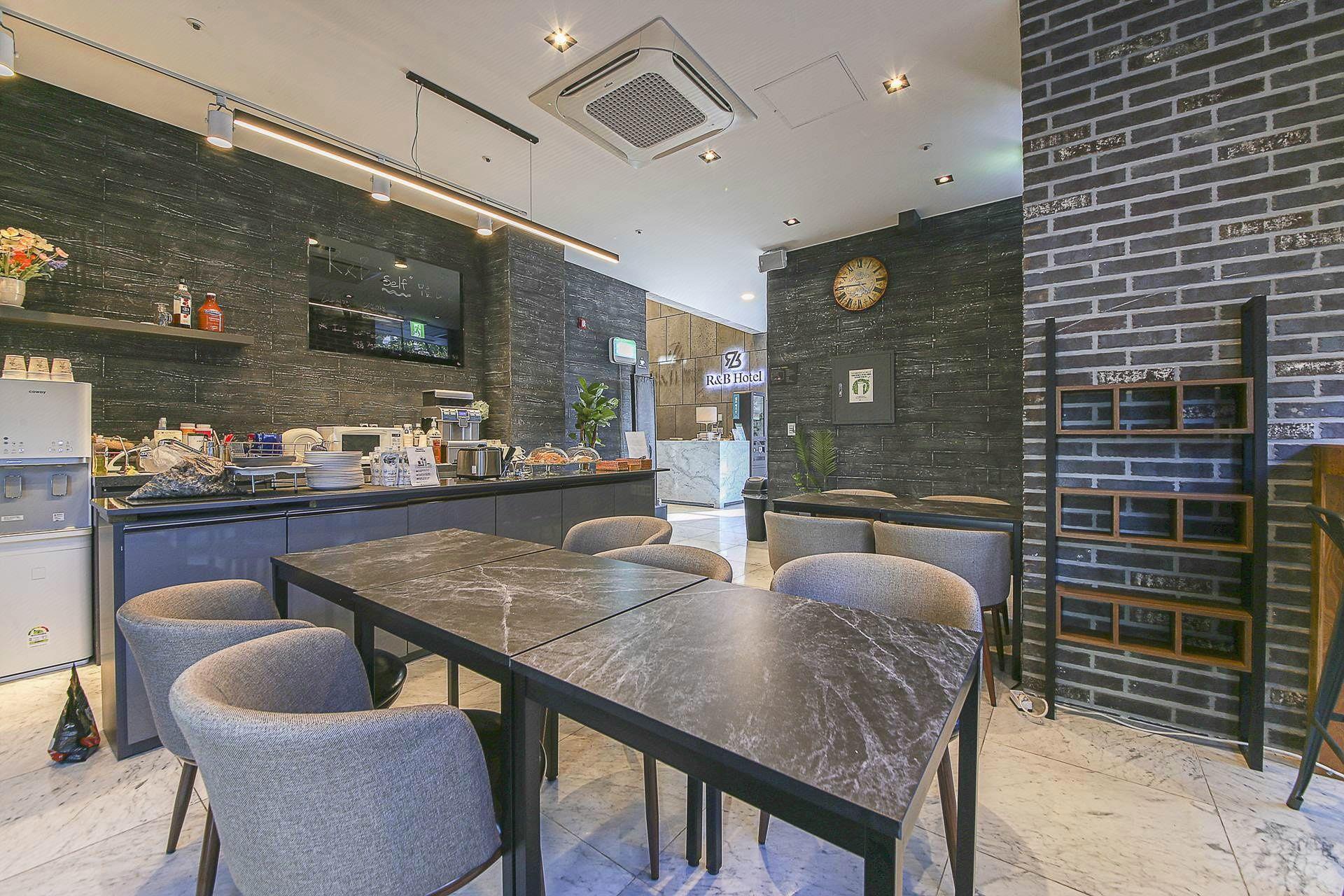 R&B Business Hotel 36/42