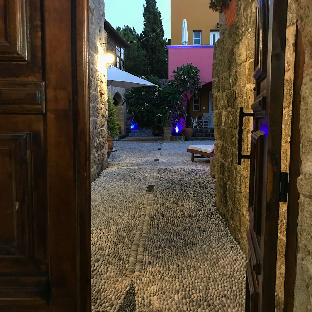 Saint Artemios Boutique 38/47