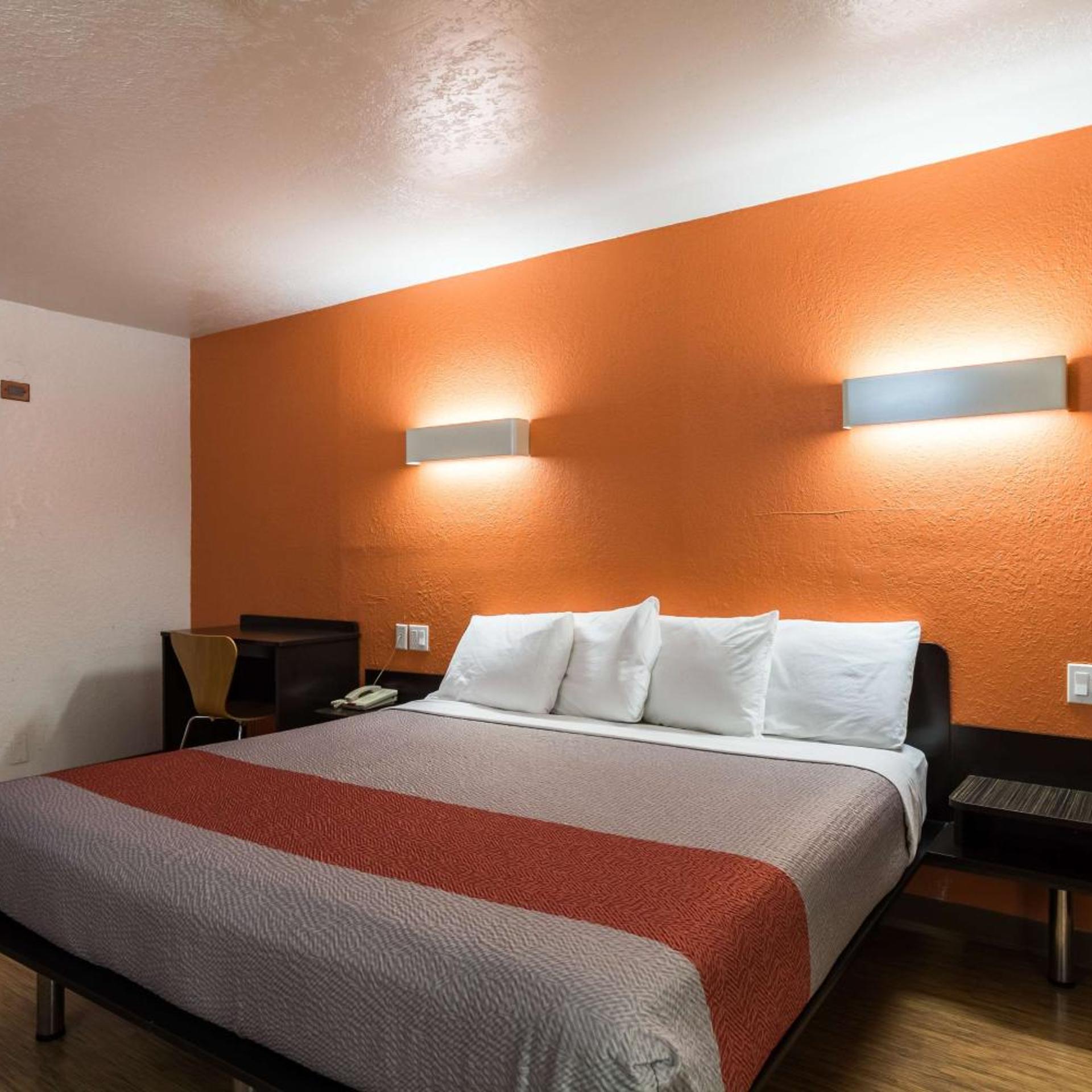 1 King Bed - Mobility Access Ri Shwr Nsmk، Motel6 Uvalde, TX 10/10