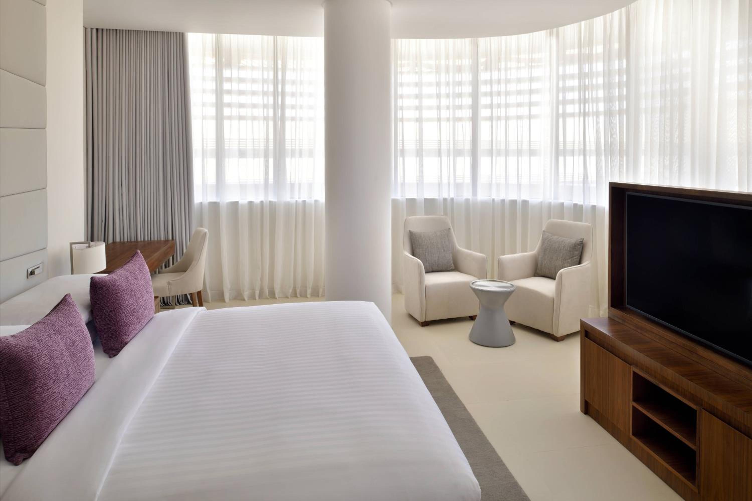 2 Bedrooms, Diplomat, Suite, King Bed, Lounge Access