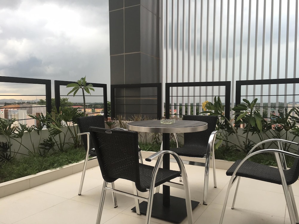 Os Hotel Airport Batam 33/43