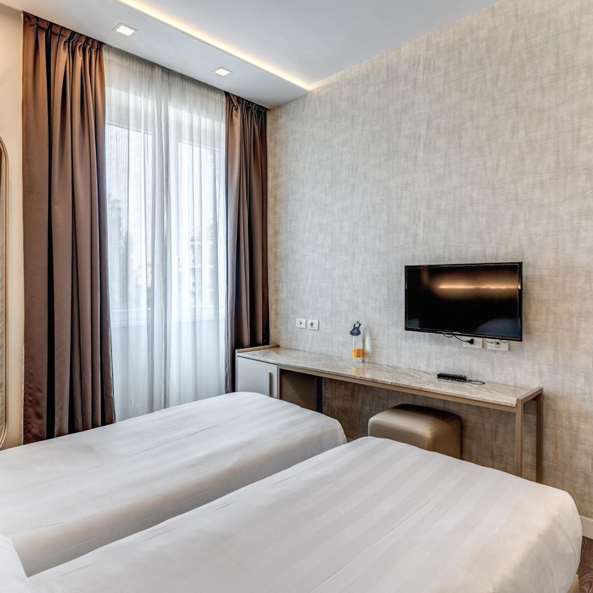 SUPERIOR, DOUBLE OR TWIN BED