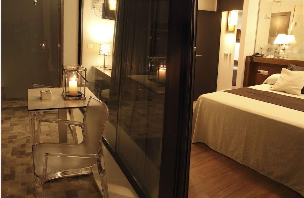 Don Paco Hotel 27/77
