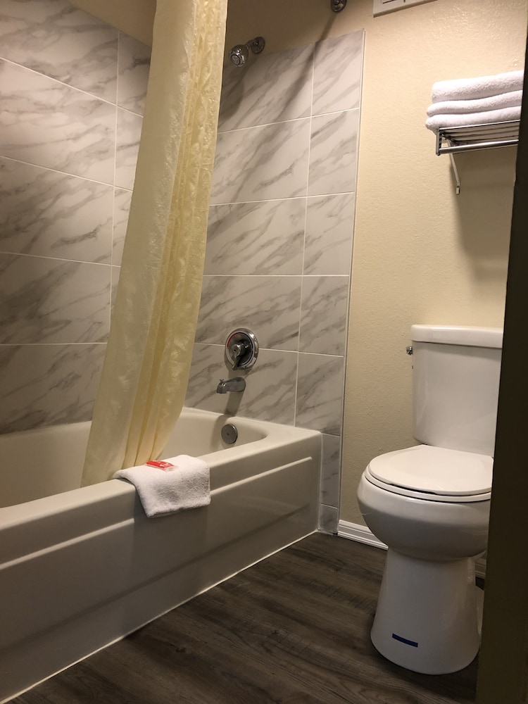 Econo Lodge Washington Harbor 23/30