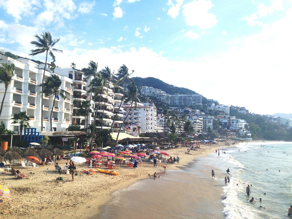 Emperador Vallarta Beachfront Hotel and Suites 68/74