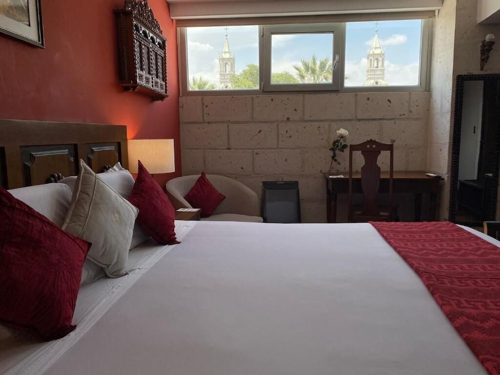 Colonial, Suite, King Bed, City View