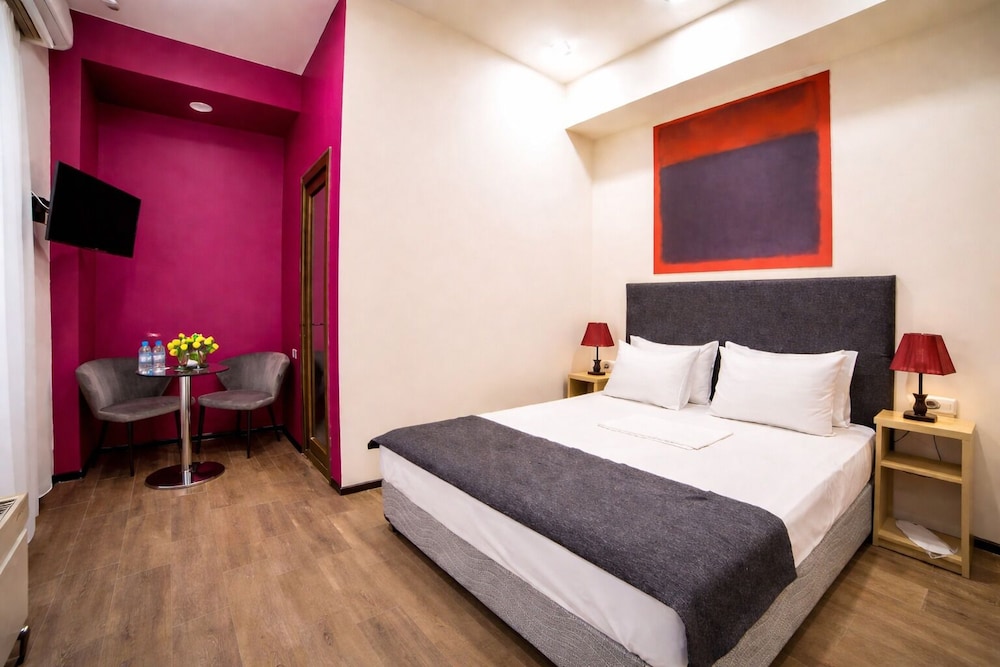 ROOM, DOUBLE BED, NO WINDOW