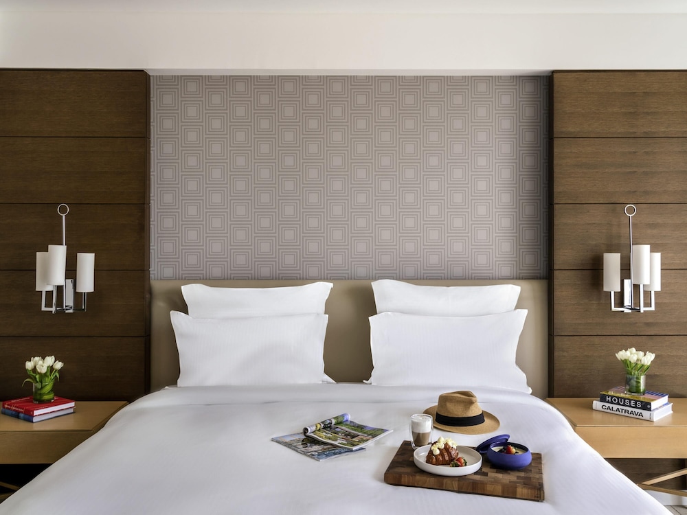 غرفة سوبيريور بسرير كينج، Pullman Doha West Bay 4/6