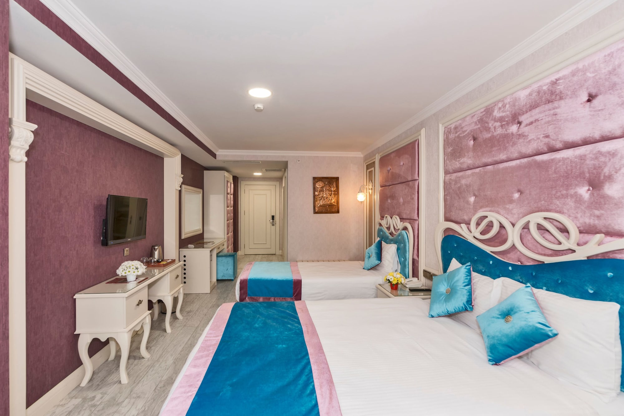 Multiple Bedrooms, Deluxe, Quadruple, 1 Queen and 1 Single Bed
