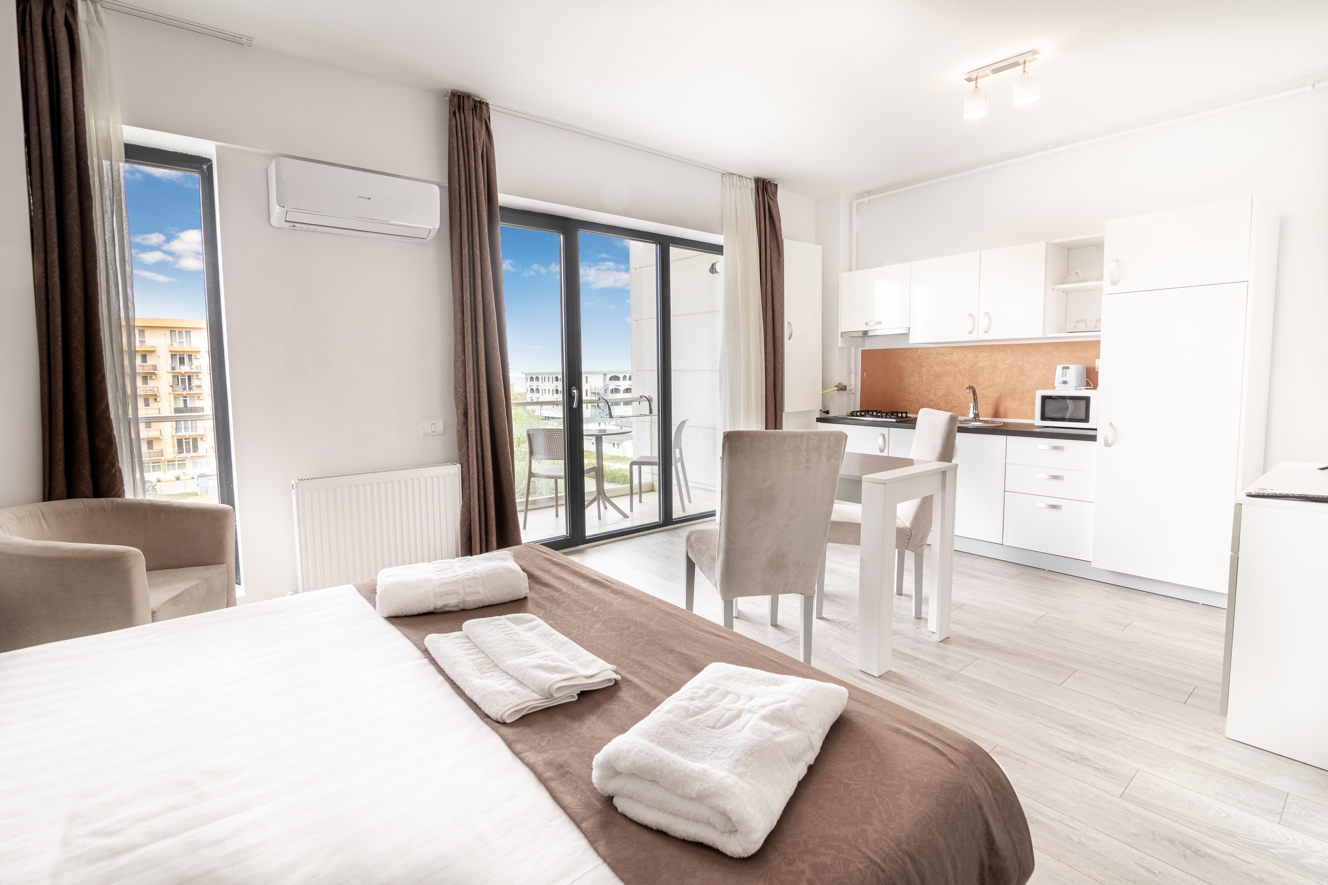 استوديو بسرير كينج بشرفة، Miramare Residence 3/10