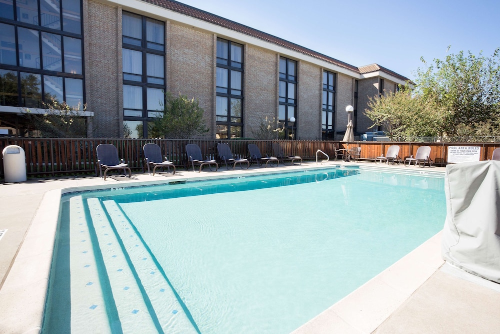 Drury Inn Suites North Austin 34/50
