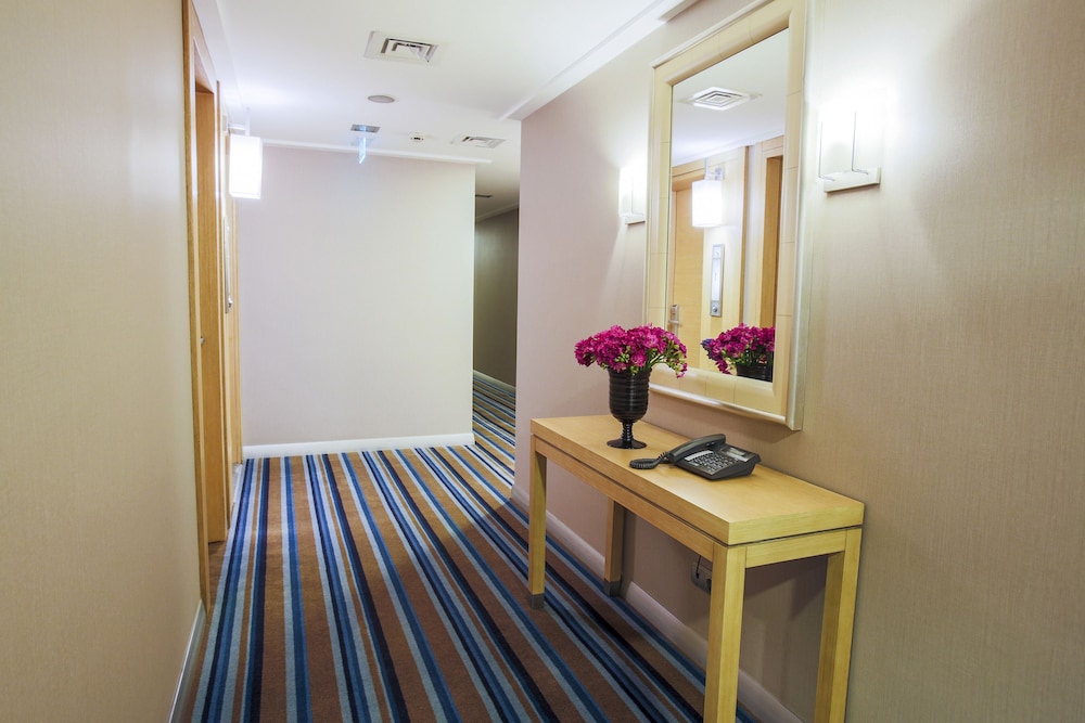 Housez Suites 40/65