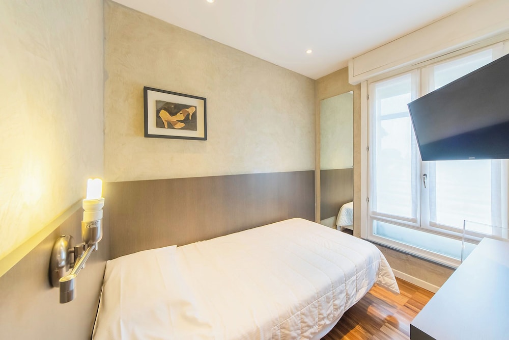Century Hotel 14/39