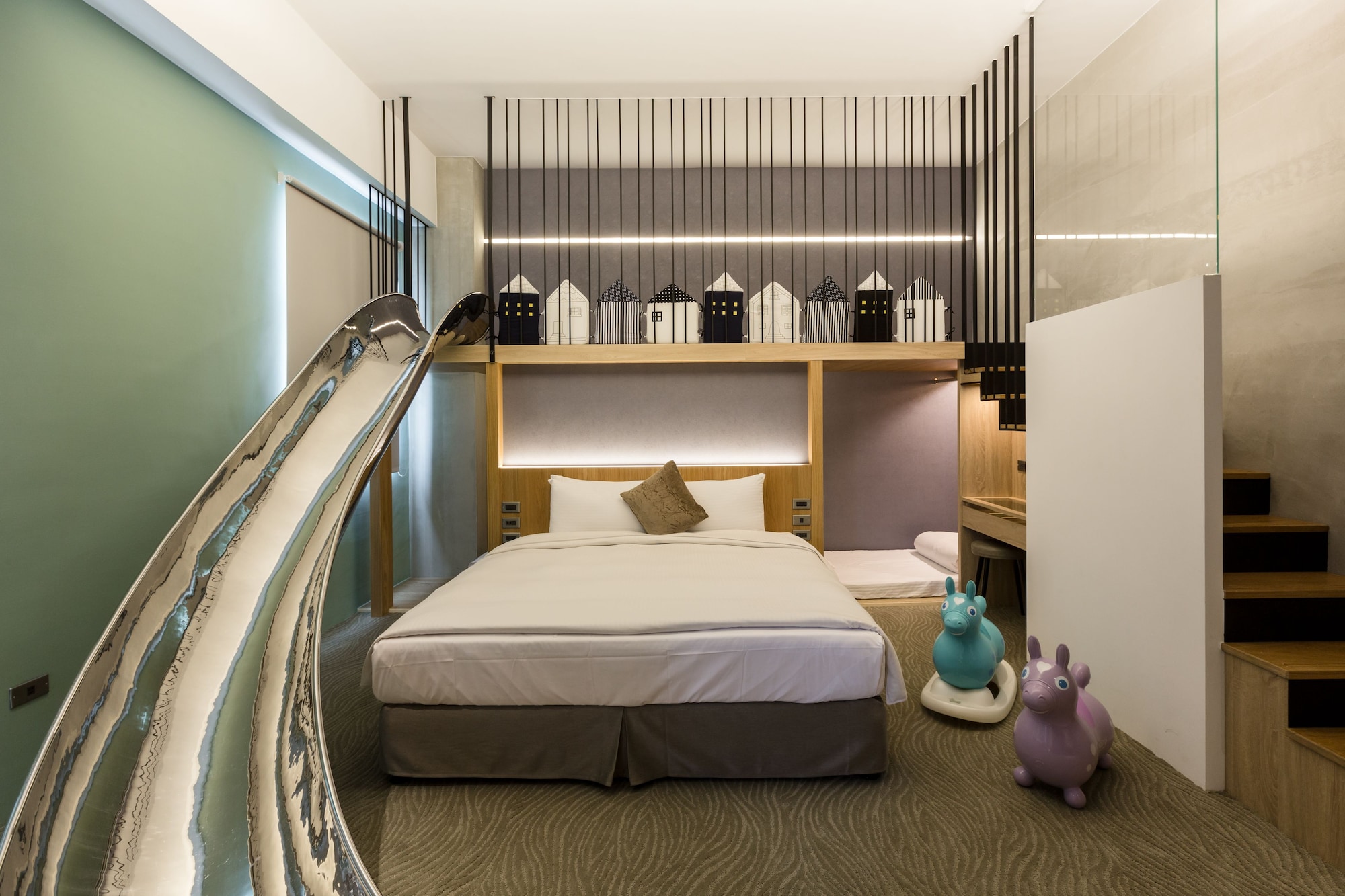FAMILY, QUADRUPLE, MULTIPLE BEDS