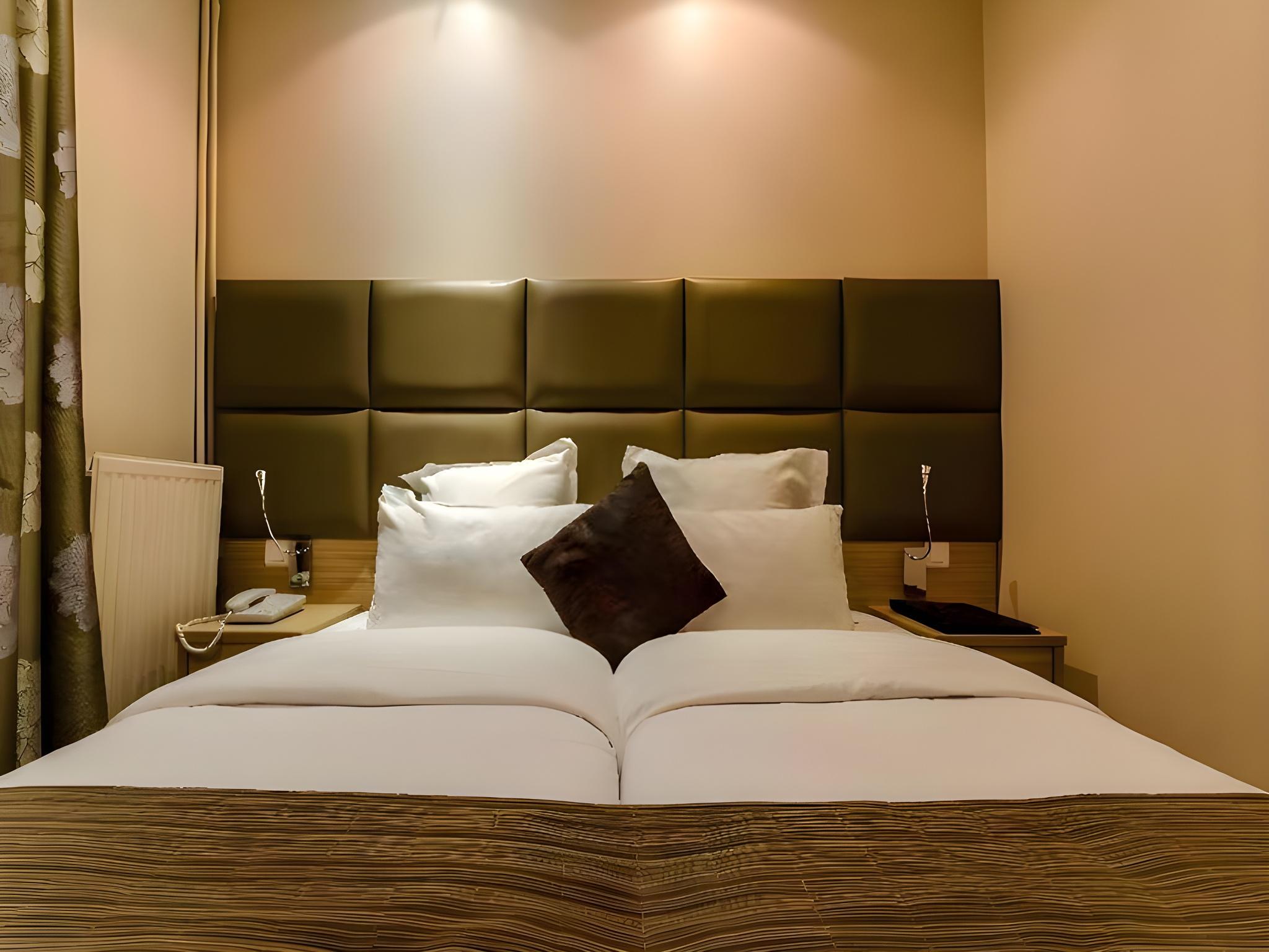 ROOM, TWIN BEDS