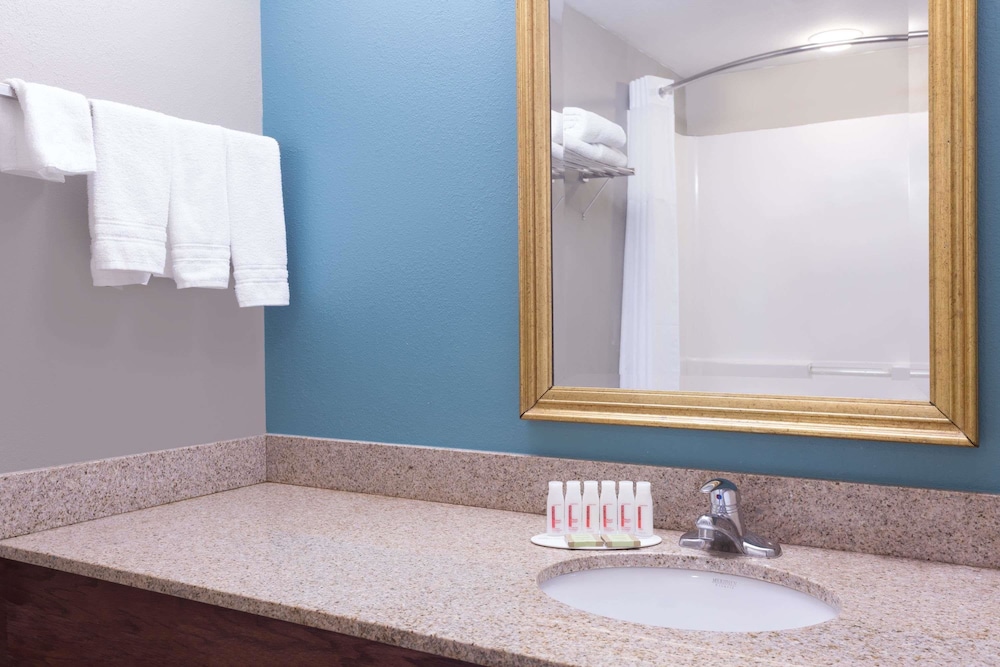Super 8 by Wyndham Rainsville 17/23