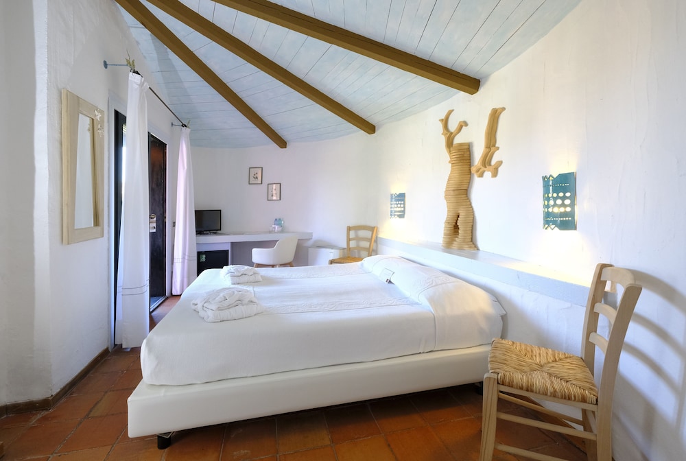 Hotel Resort And Spa Baia Caddinas 10/50