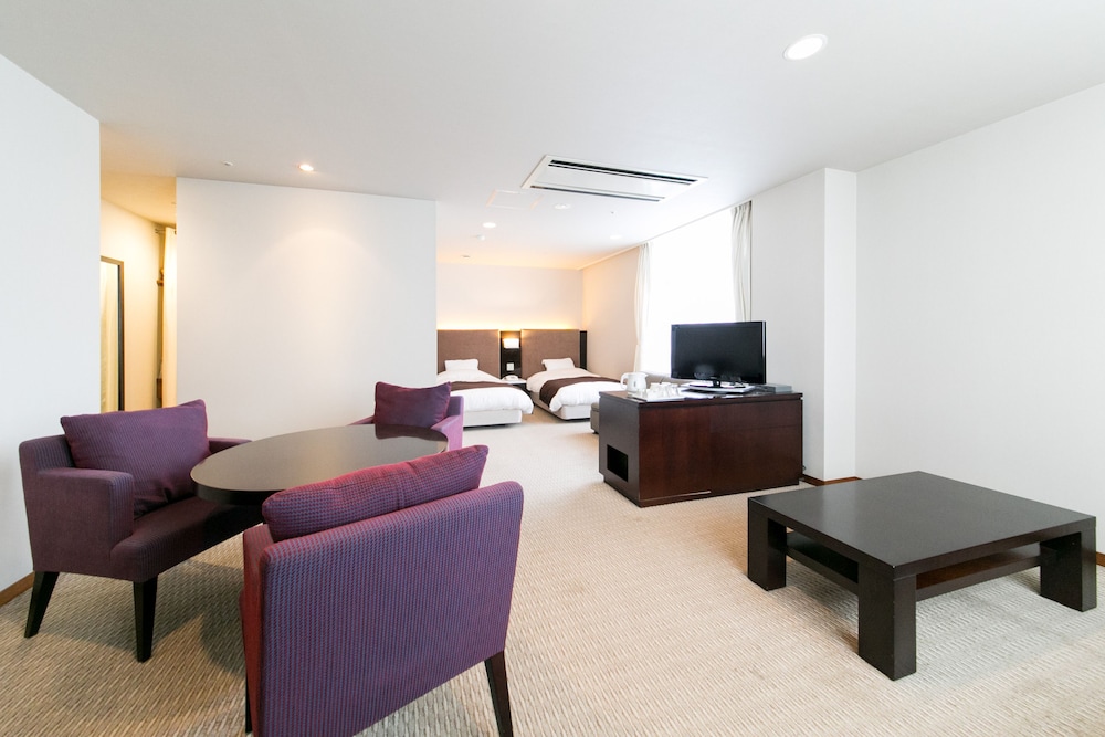Hotel Crystal Palace 12/25