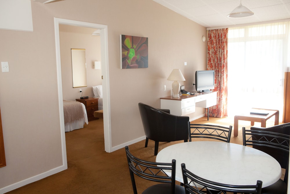 The Avenue Hotel 40/51