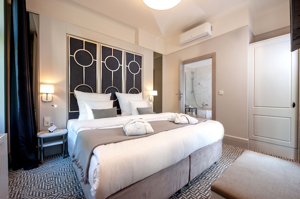 1 BEDROOM, PREMIER, APARTMENT, KITCHENETTE