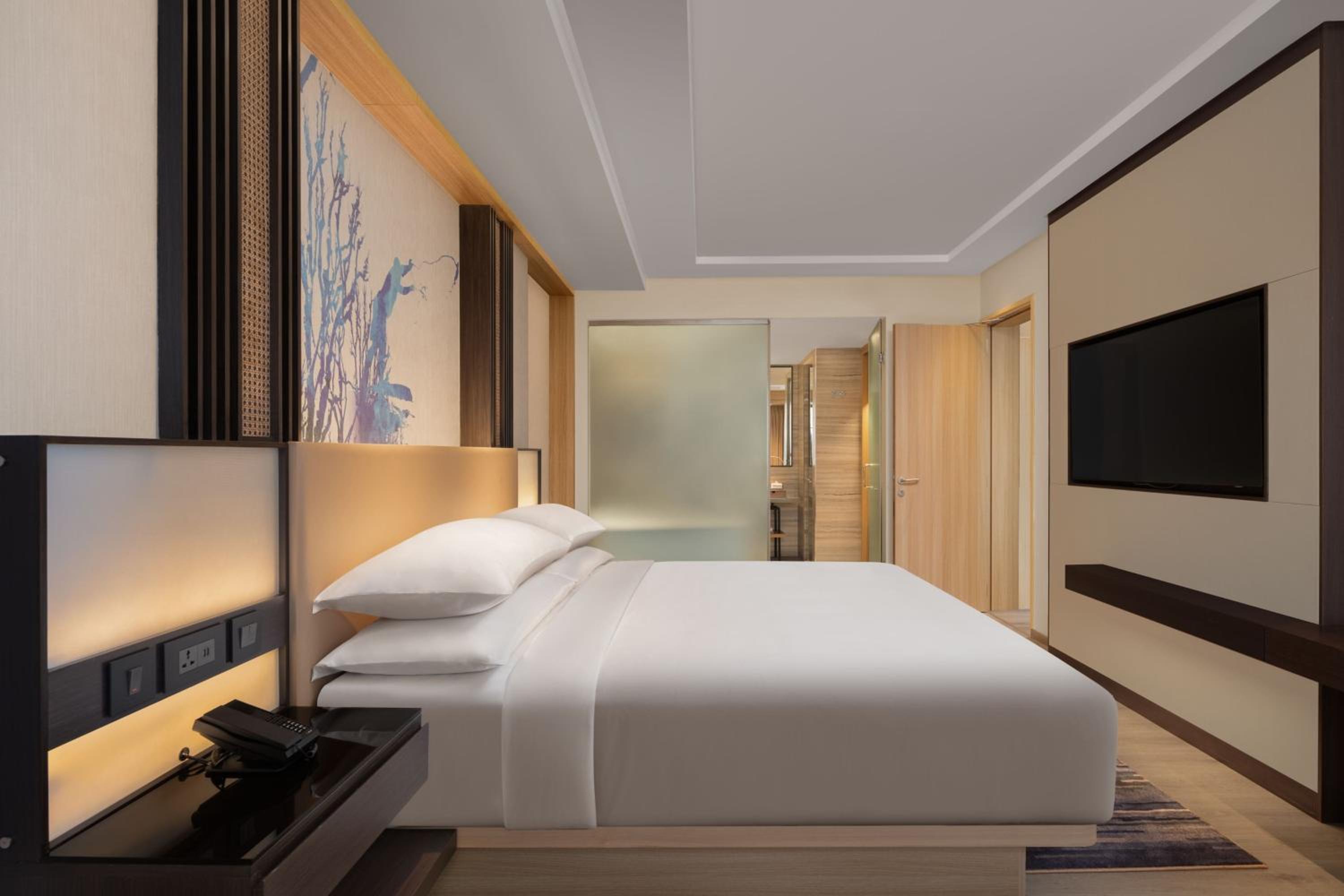 Courtyard, Suite, King Bed, Partial Pool View, Balcony، Courtyard By Marriott Goa Colva 2/2