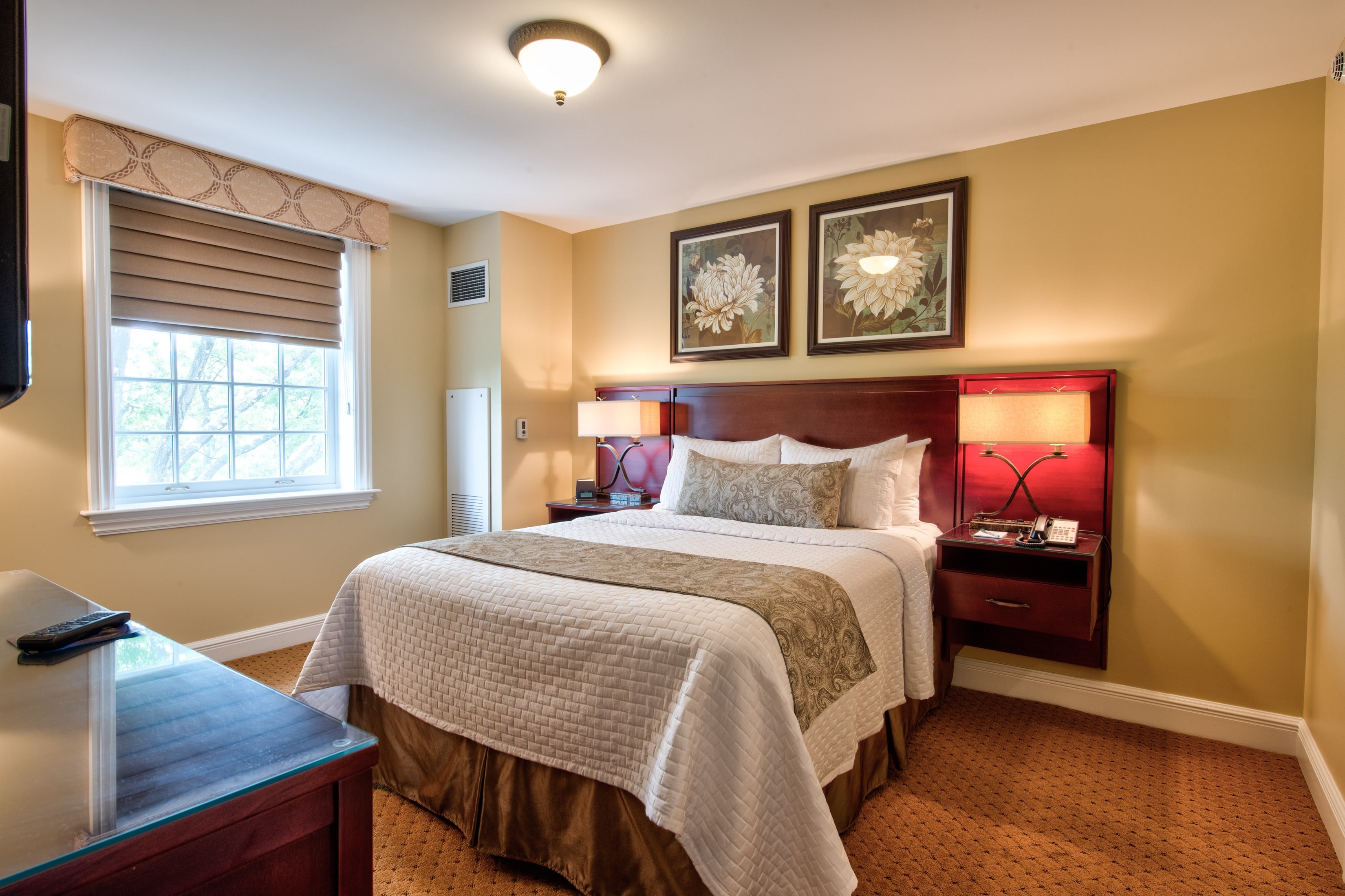 Nassau Inn 8/36