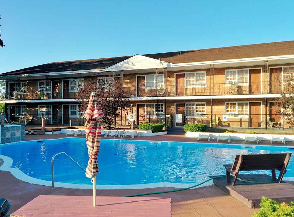 Budget Host East End Hotel In Riverhead 24/38