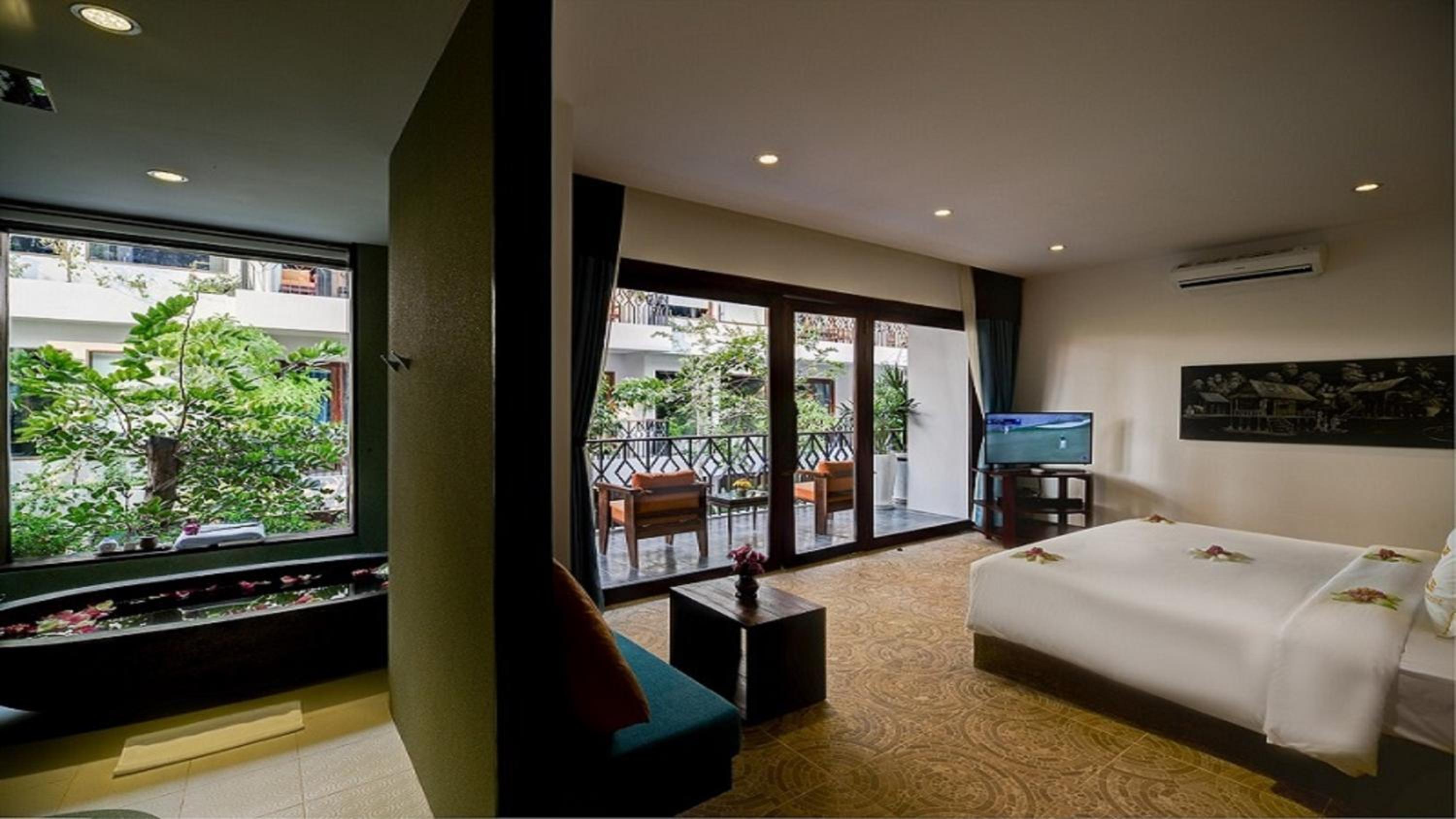 Spa, Premier, Suite, Pool View