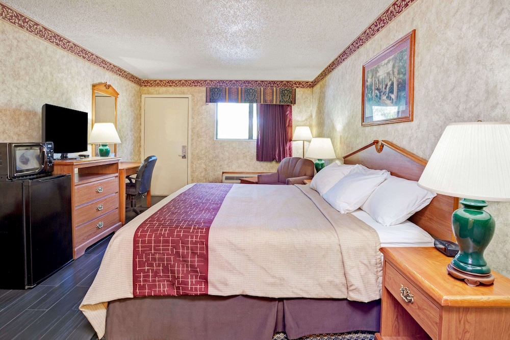 Days Inn & Suites by Wyndham Monroe 11/26