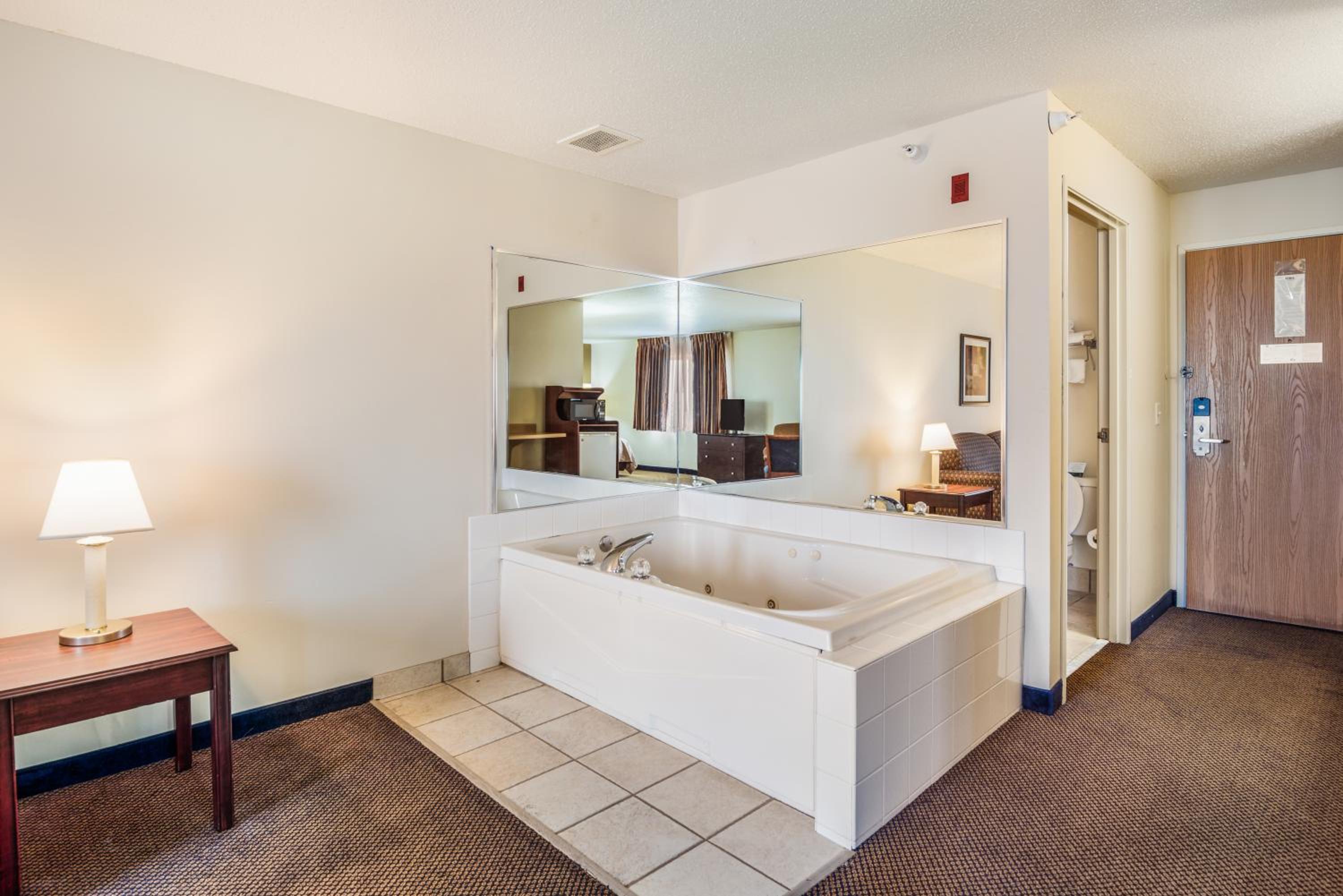 Suite, King Bed, Jetted Tub, Quality Inn & Suites Eldridge Davenport North 3/3