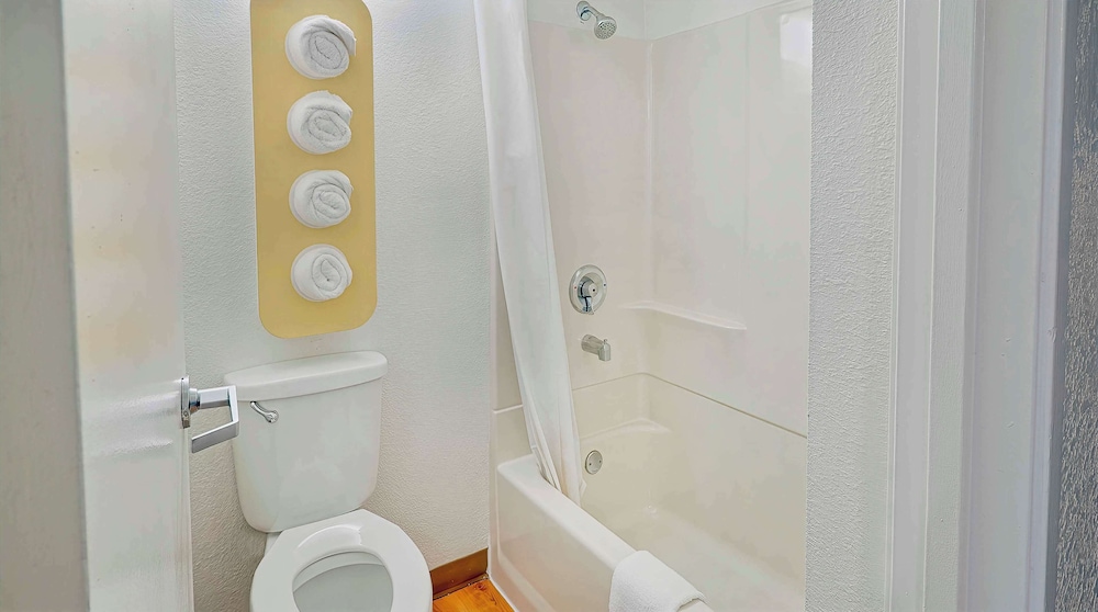 Studio6 Suites Los Angeles, CA - Los Angeles LAX 32/33