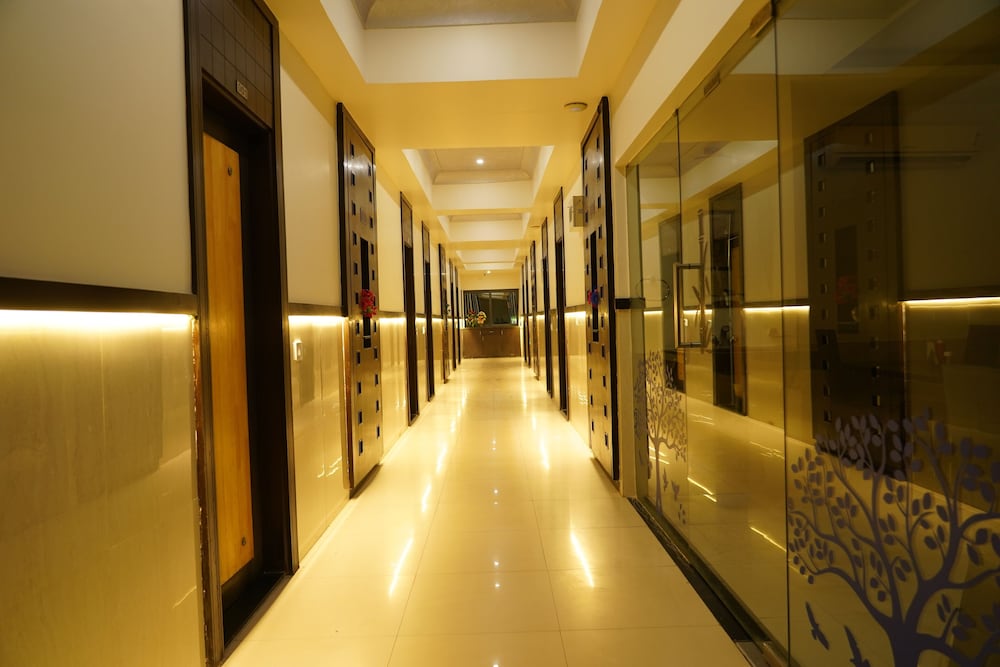 OYO Premium Paldi Cross Road 6/75