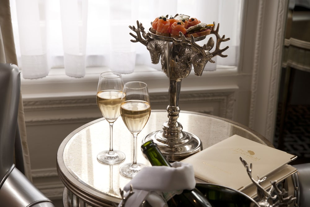 The Chesterfield Mayfair 44/84