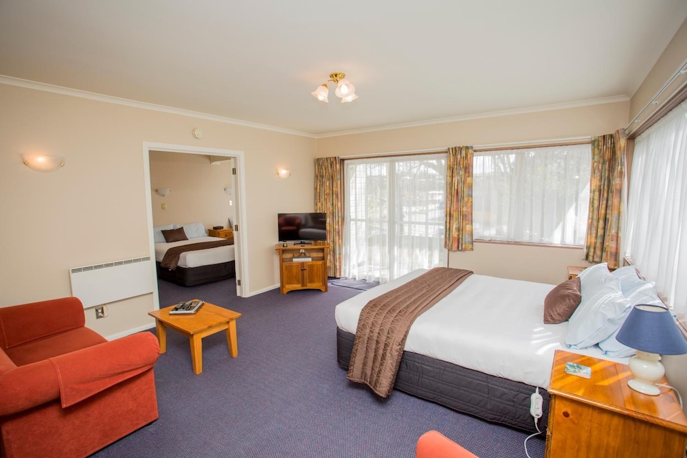 Parklands Motor Lodge 12/65