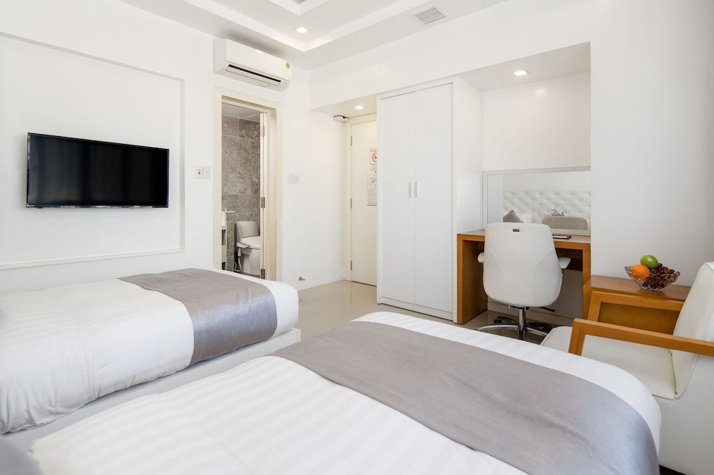 SUPERIOR, TWIN BEDS, BATHTUB