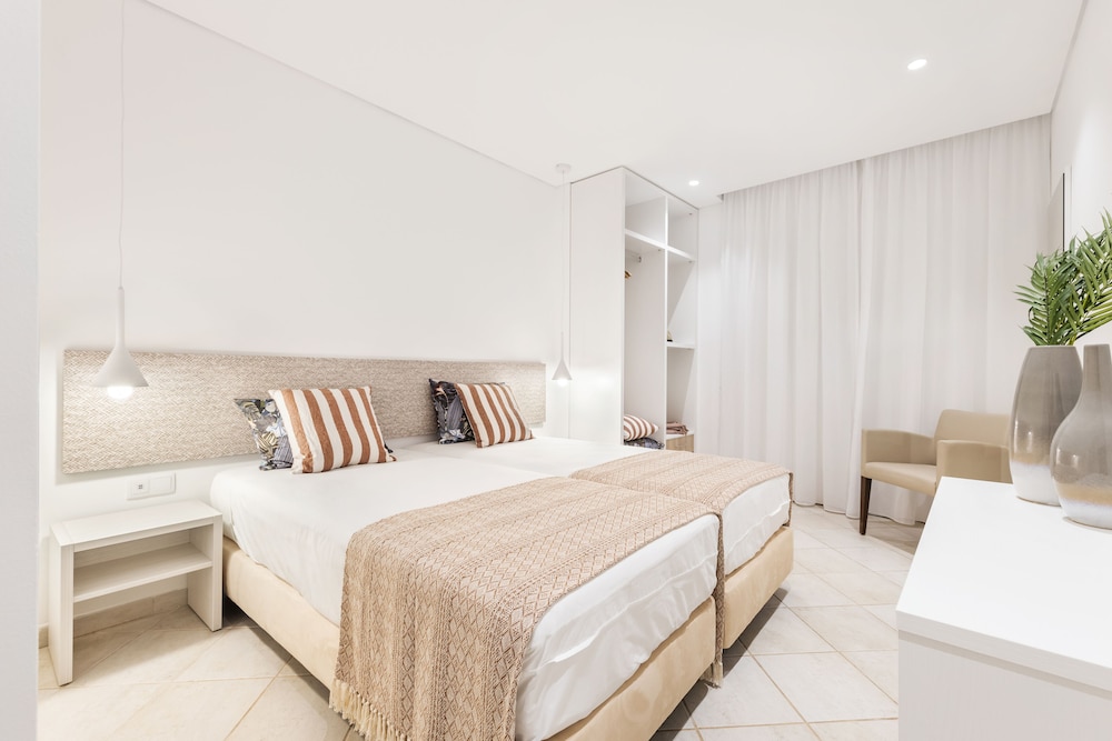 2 BEDROOMS, DELUXE, APARTMENT, POOL ACCESS